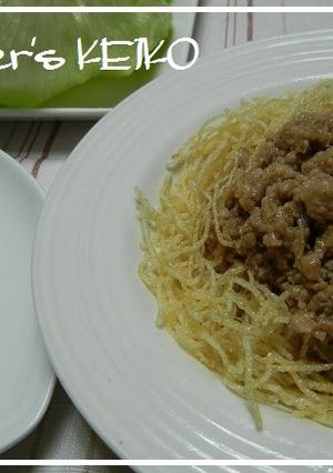 A picture of Stir-fried Ground Pork Wrapped in Lettuce.