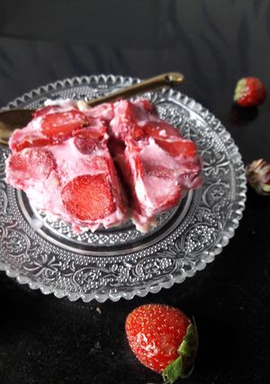 A picture of Strawberry pretzel salad.