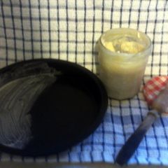A picture of Easy clean cake pan coating..
