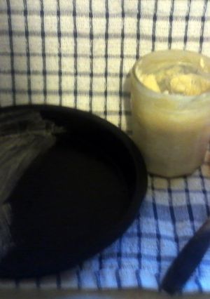 A picture of Easy clean cake pan coating..