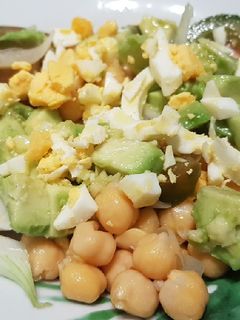 Una foto de Ensalada de garbanzos y aguacate