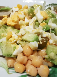 Una foto de Ensalada de garbanzos y aguacate