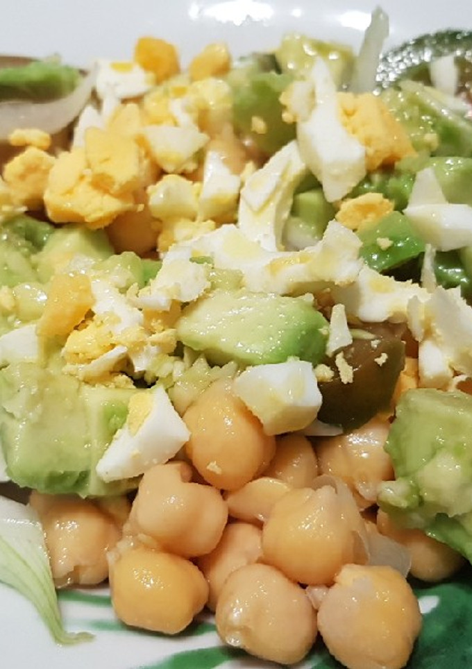 Una foto de Ensalada de garbanzos y aguacate