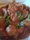 Albóndigas de pollo en salsa y ketchup