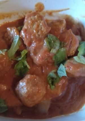 Una foto de Albóndigas de pollo en salsa y ketchup
