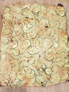 Una foto de Focaccia de calabacín y cebolla