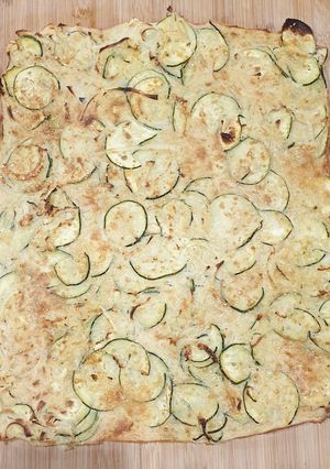 Una foto de Focaccia de calabacín y cebolla