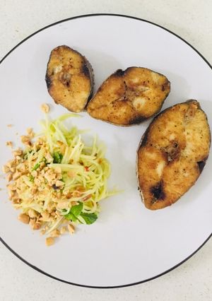 Hình của món Cá thu chiên ăn kèm gỏi xoài.