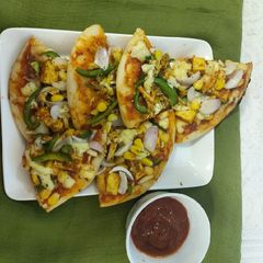 Paneer tikka pizza A picture of Paneer tikka pizza.