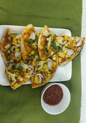 A picture of Paneer tikka pizza.