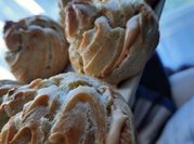 Una foto de profiteroles salados