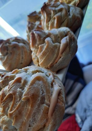 Una foto de Repollitos rellenos con manjar 🍩❤ (profiteroles)