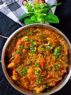 बैंगन आलू टमाटर की सब्जी (baingan aloo tamatar ki sabzi recipe in Hindi) रेसिपी मुख्य फोटो