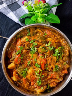 बैंगन आलू टमाटर की सब्जी (baingan aloo tamatar ki sabzi recipe in Hindi) रेसिपी मुख्य फोटो