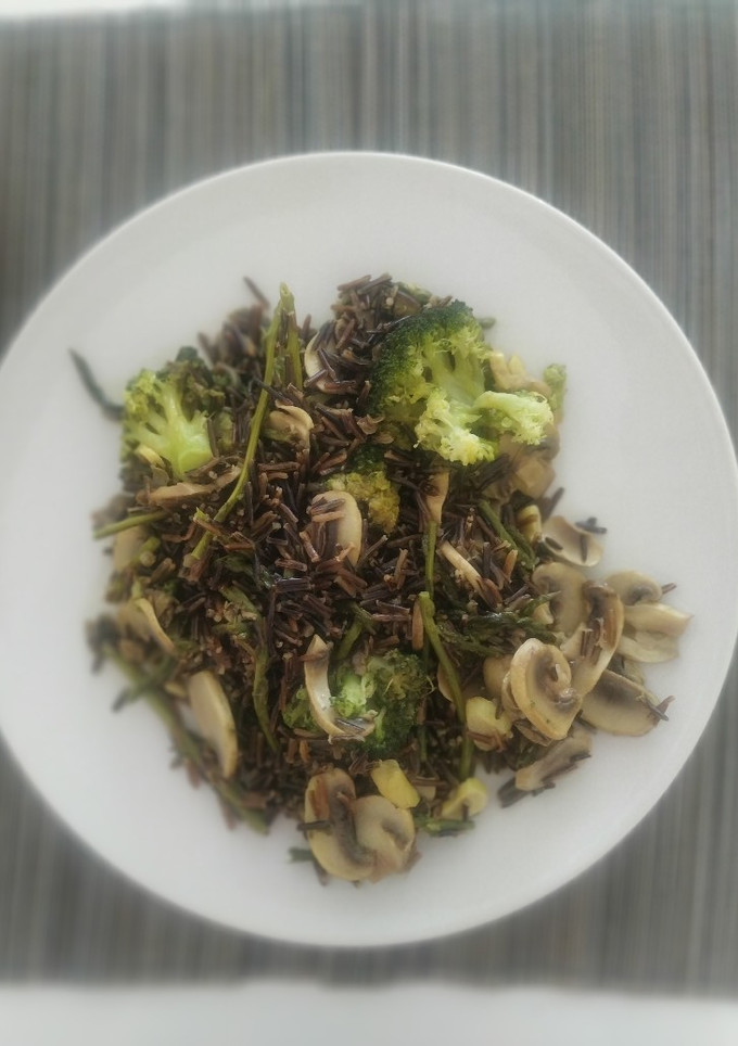 Una foto de Arroz salvaje con espárragos y champiñones
