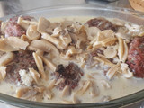 Albóndigas rellenas de Queso con Salsa de Champiñones