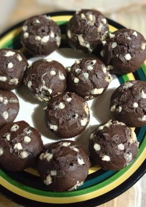 Una foto de Muffins chocolatosos con chips de choco blanco
