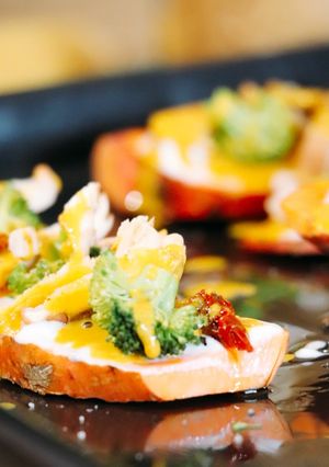 Une photo de Tartine de patate douce au brocolis, tomates séchées shitakés