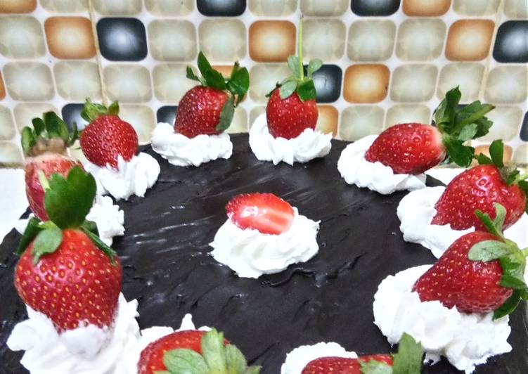 Cara mudah Menyiapkan Blackforest strawberry simpel yang Lezat