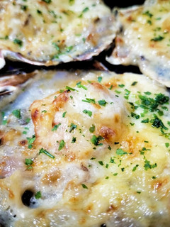 Una foto de Vieira gratinada con bechamel de cebolla y champiñón