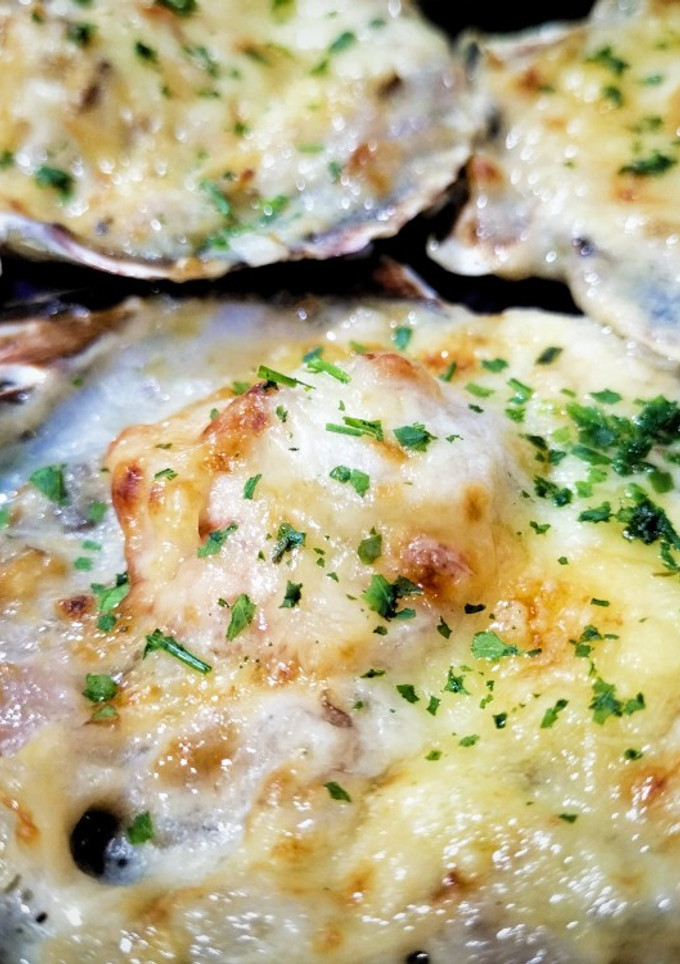Una foto de Vieira gratinada con bechamel de cebolla y champiñón