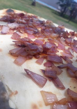 Una foto de Tapa de pancito gigante Con salsita tipo chimichurri