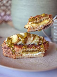 Una foto de Tostadas francesas de pistacho y plátano