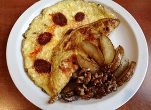 Zdjęcie przepisu Omlet cheddar z chorizo i karmelizowaną gruszką oraz orzechami.