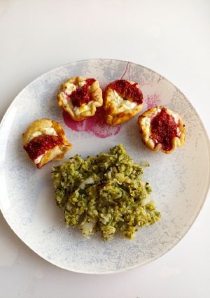 Une photo de Mini feuilletés chèvre frais - figues (et aux noix - jambon cru)