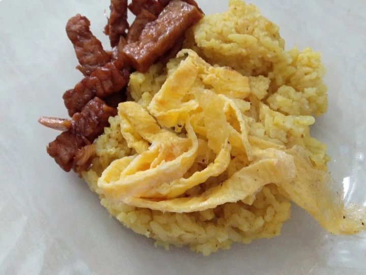 Langkah Gampang Menyiapkan Resep  Nasi kuning magic com super praktis no bumbu uleg yang Lezat Sekali, Enak