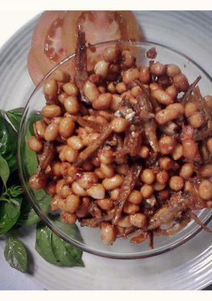 A picture of sambal goreng teri.