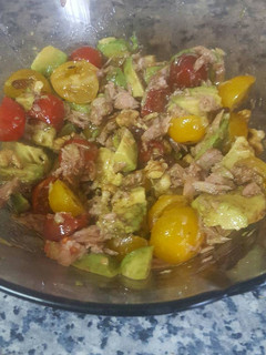 Una foto de Ensalada de aguacate, cherry, pasas, nueces y atún