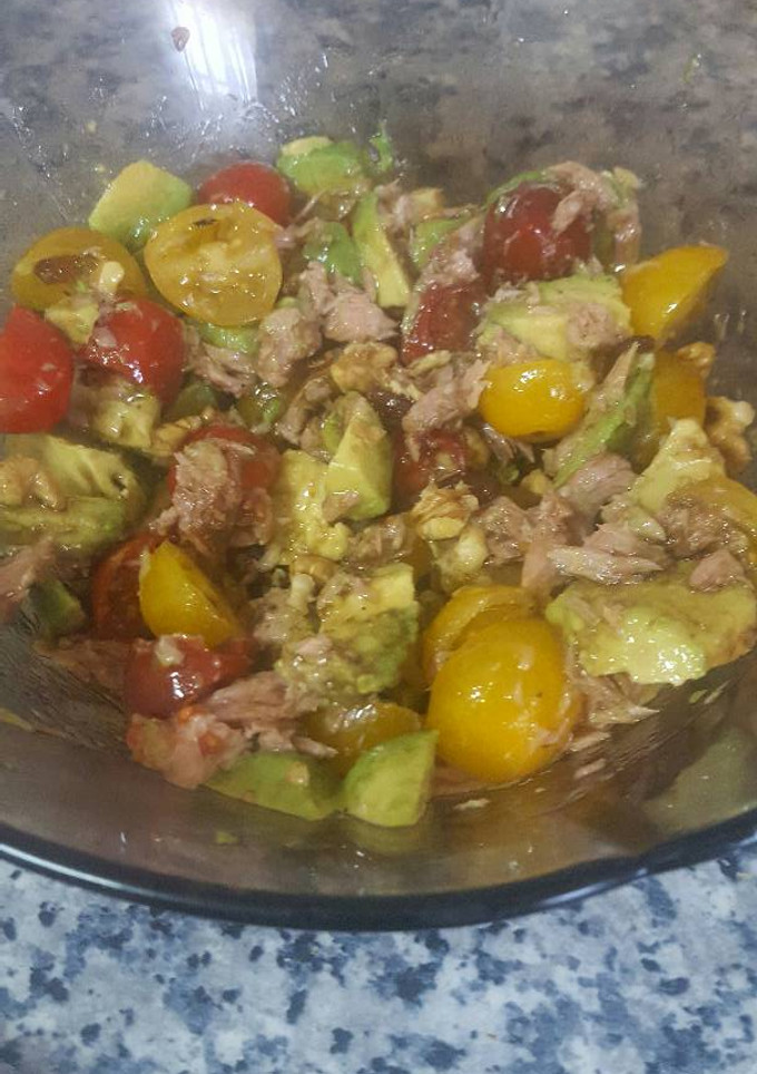 Una foto de Ensalada de aguacate, cherry, pasas, nueces y atún