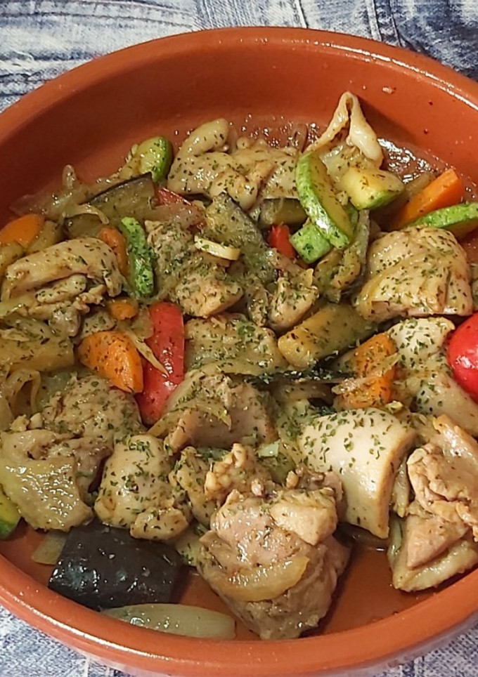 Una foto de Contramuslo con verduras al curry