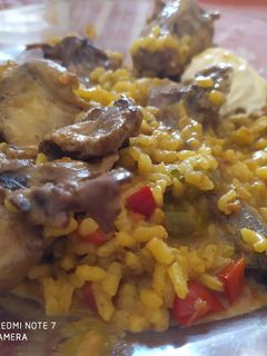 Una foto de Arroz con conejo y alioli