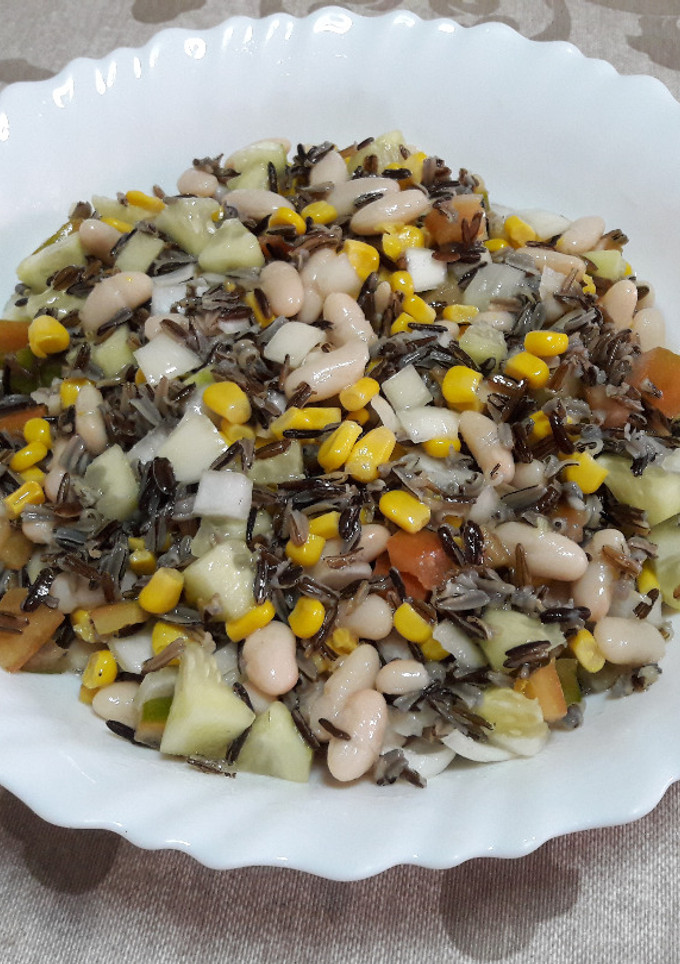 Una foto de Ensalada de arroz salvaje y alubia vegana 🥗