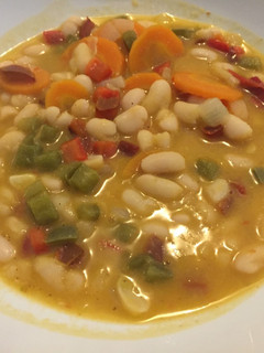 Una foto de Judías blancas con verduras