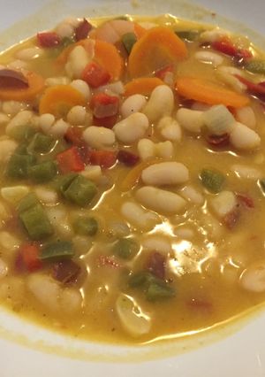 Foto principal de Judías blancas con verduras