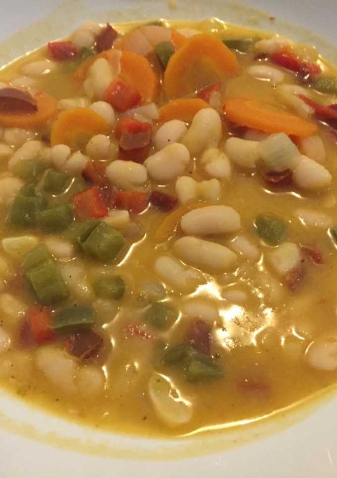 Una foto de Judías blancas con verduras