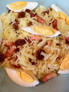 Una foto de Arroz al curry con bacon y huevo