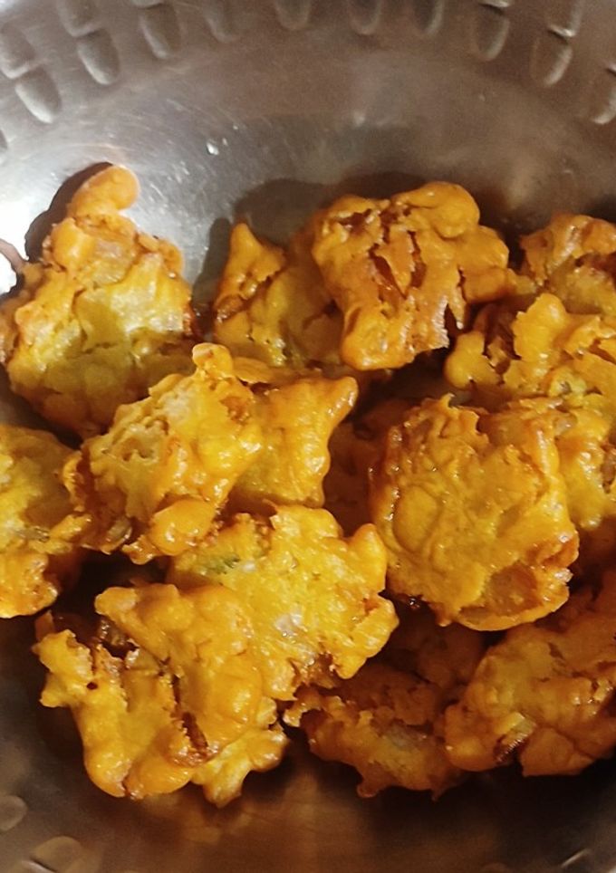 ડુંગળી ના ઢુંબા ભજીયા (Dungri Dhumba Bhajiya Recipe In Gujarati) રેસીપી મુખ્ય ફોટો