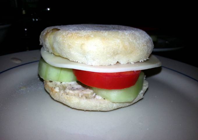 Recipe of Speedy Taisen&#39;s english muffin w/tomato, cucumber, cheese and dressing