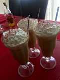 Café helado con merengue y leche de almendras