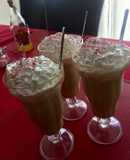 Café helado con merengue y leche de almendras