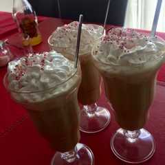 A picture of Café helado con merengue y leche de almendras.
