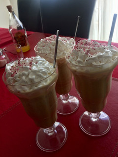 Una foto de Café helado con merengue y leche de almendras