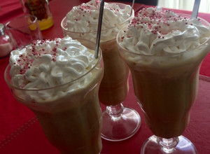 Una foto de Café helado con merengue y leche de almendras