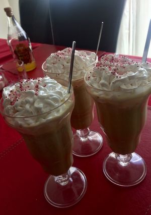 Una foto de Café helado con merengue y leche de almendras