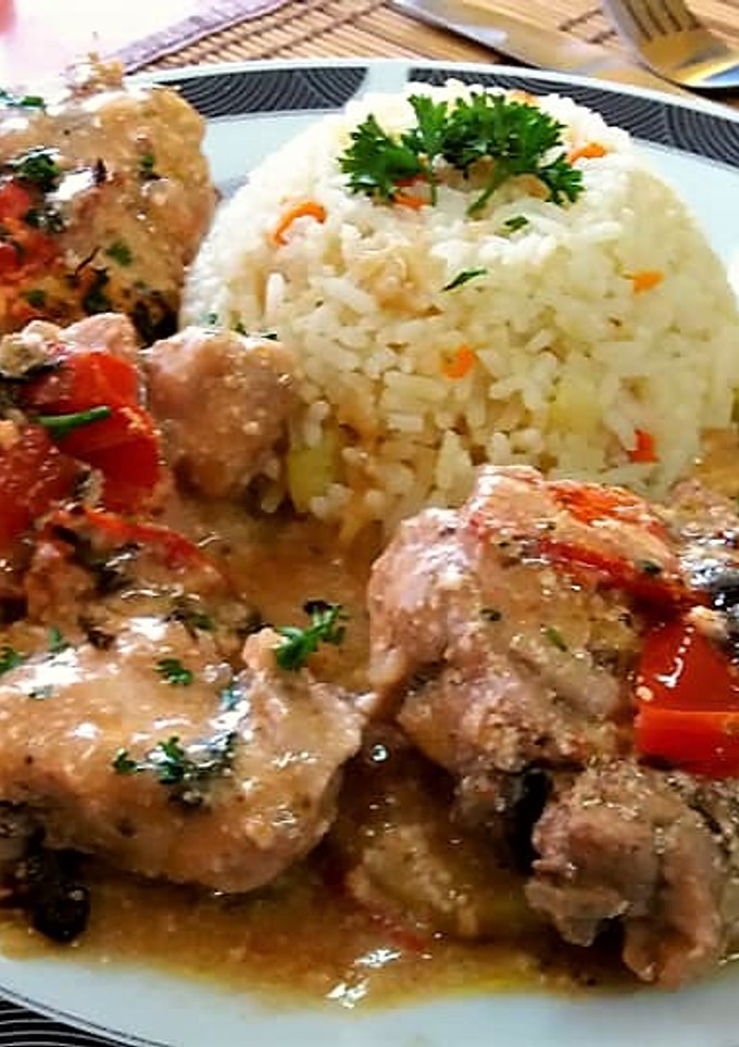 Una foto de Pollo al horno en crema de tomates secos