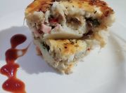 Una foto de pollo con papas gratinadas